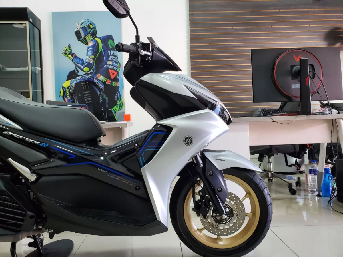 Yamaha Aerox Gris Plata 2025 — foto 2