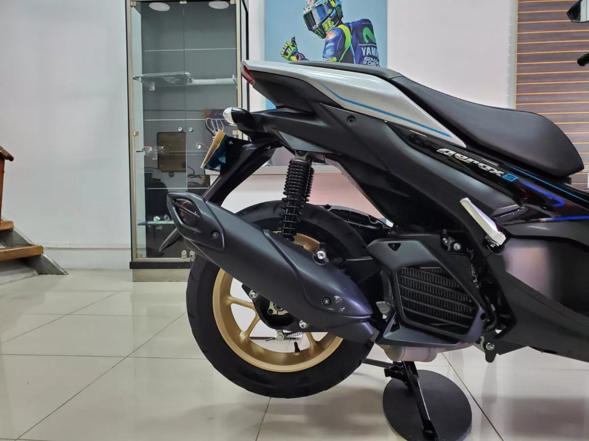 Yamaha Aerox Gris Plata 2025 — foto 3