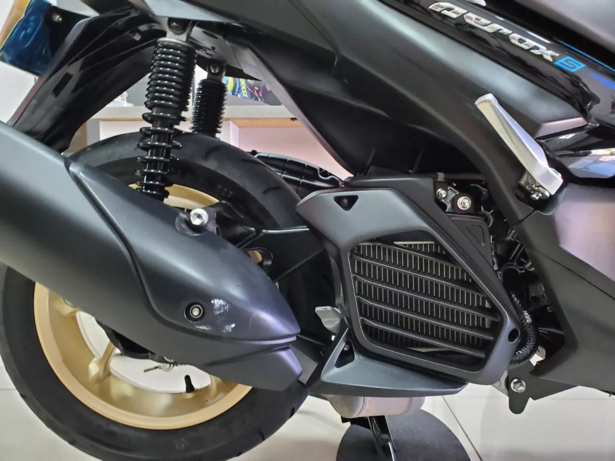 Yamaha Aerox Gris Plata 2025 — foto 4