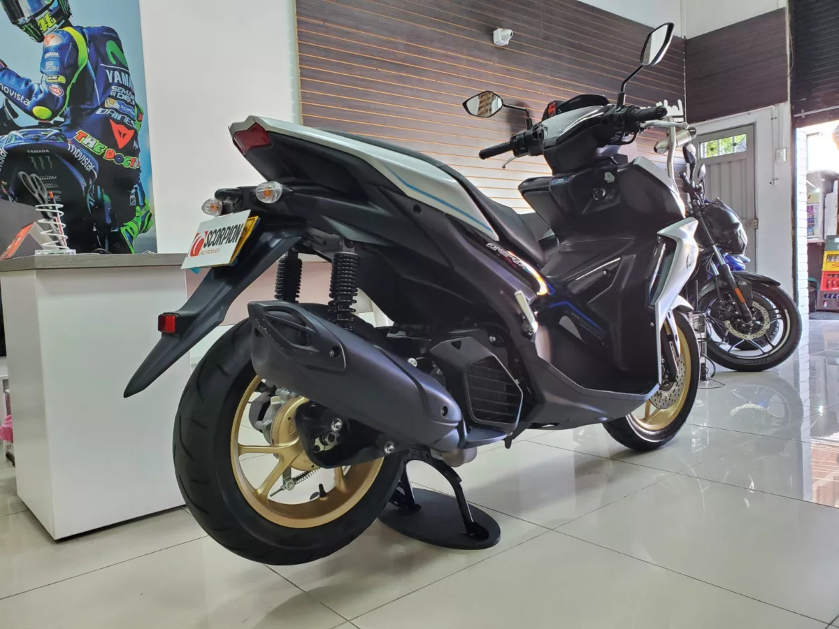 Yamaha Aerox Gris Plata 2025 — foto 5