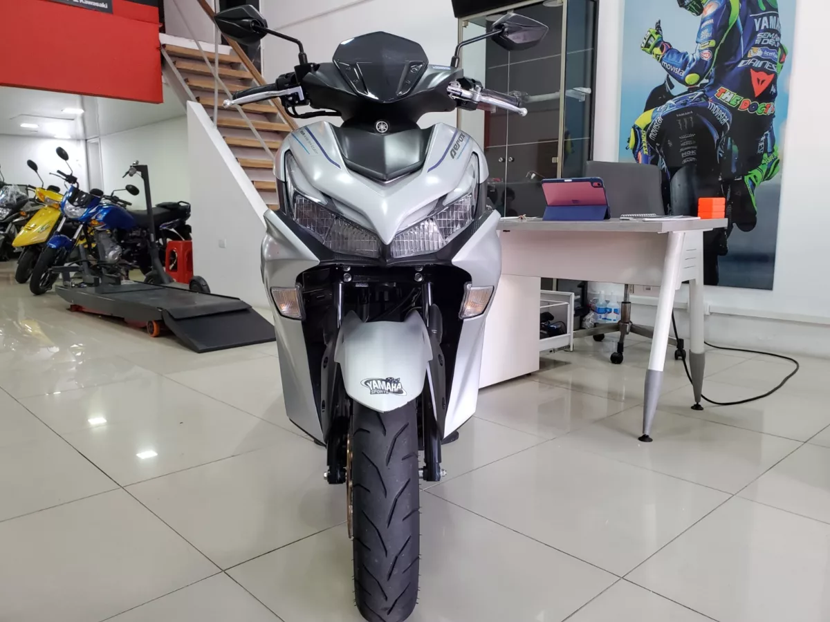 Yamaha Aerox Gris Plata 2025 — foto 7