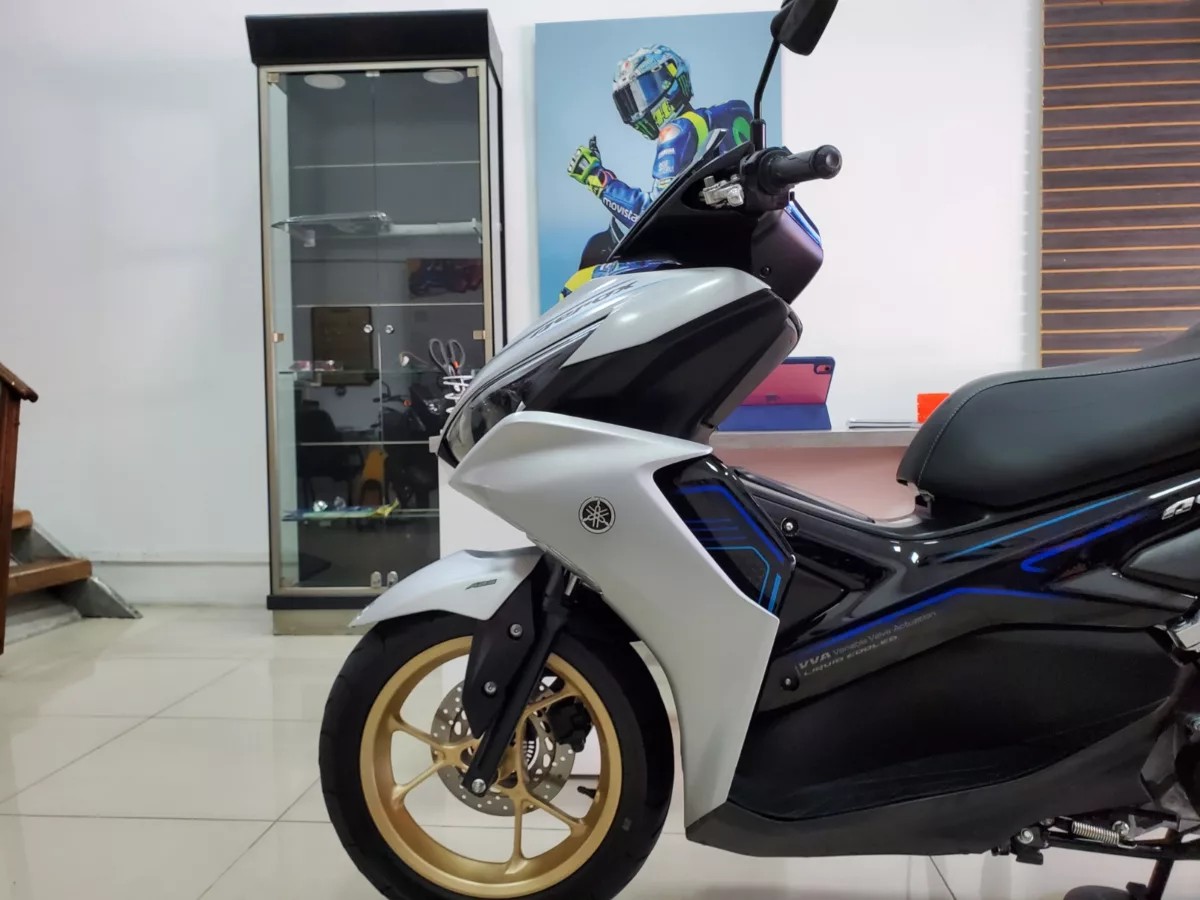 Yamaha Aerox Gris Plata 2025 — foto 12
