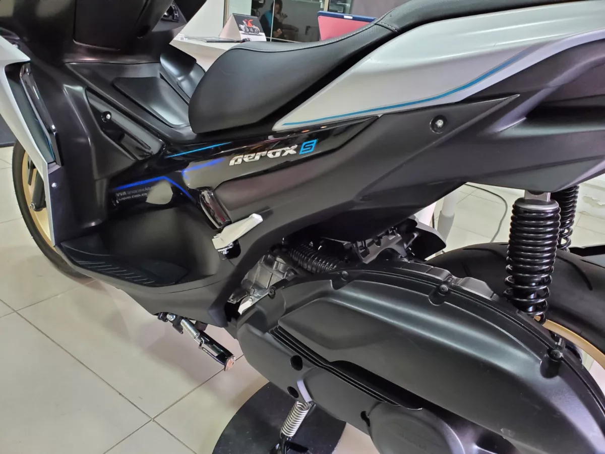 Yamaha Aerox Gris Plata 2025 — foto 15