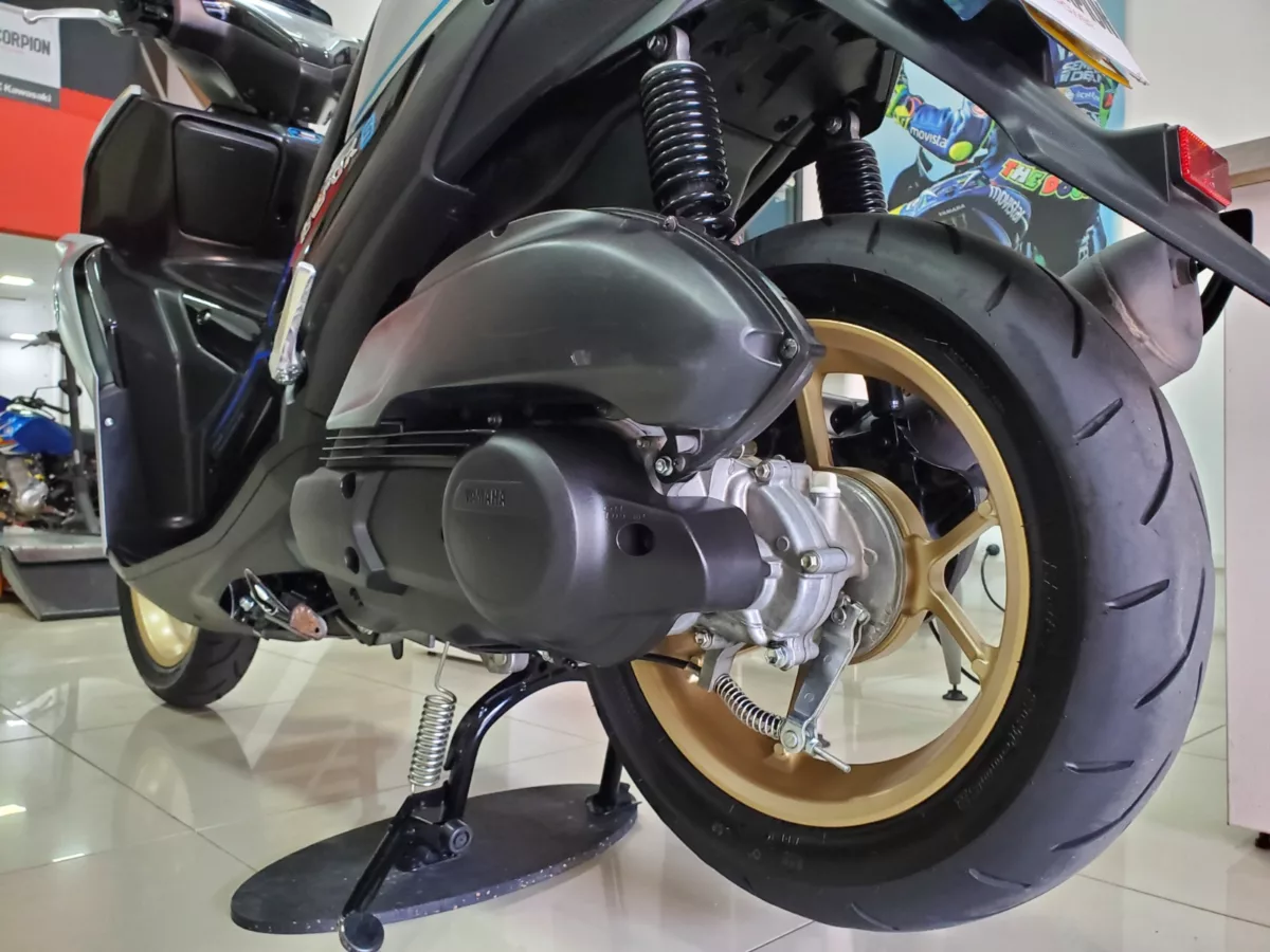 Yamaha Aerox Gris Plata 2025 — foto 17