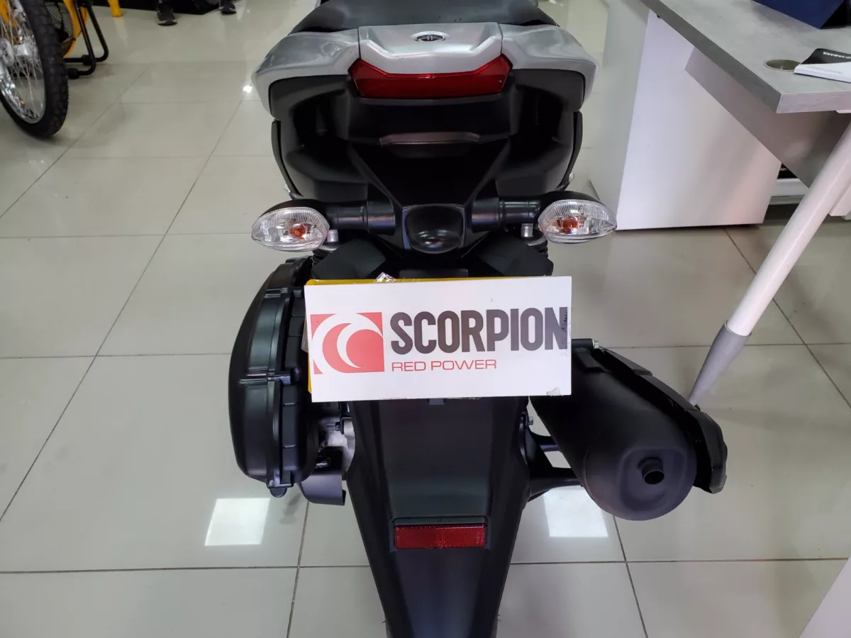 Yamaha Aerox Gris Plata 2025 — foto 18