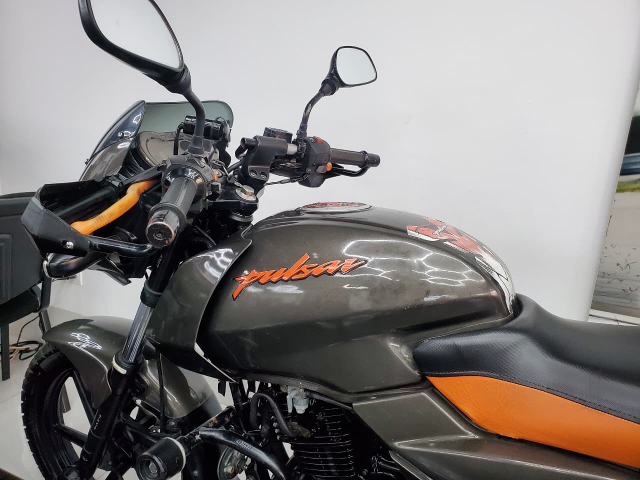 Bajaj Pulsar 180 Neon 2021