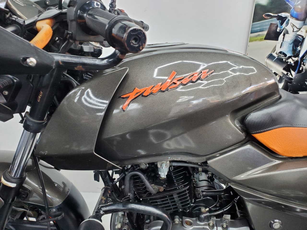 Bajaj Pulsar 180 Neon 2021
