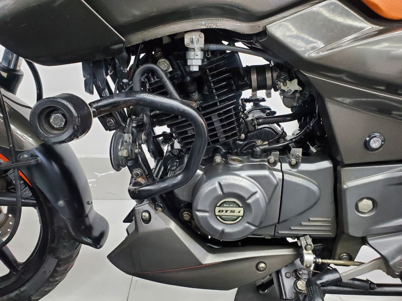 Bajaj Pulsar 180 Neon 2021