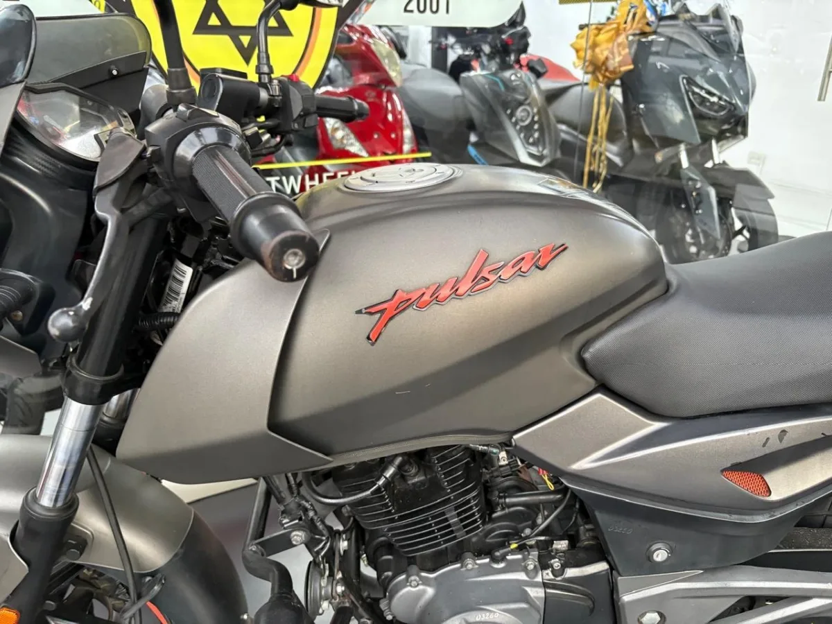 BAJAJ PULSAR 180 FI NEON 2022 — foto 7