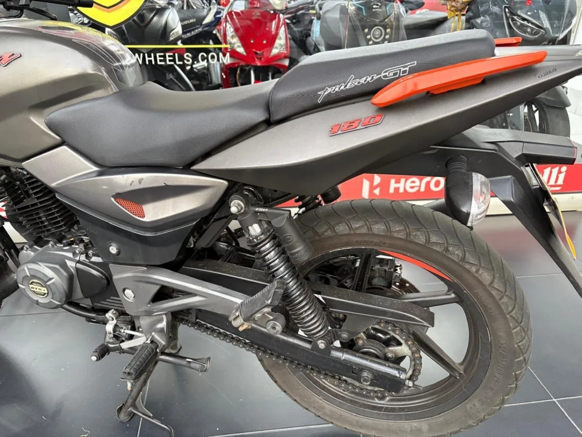 BAJAJ PULSAR 180 FI NEON 2022 — foto 8