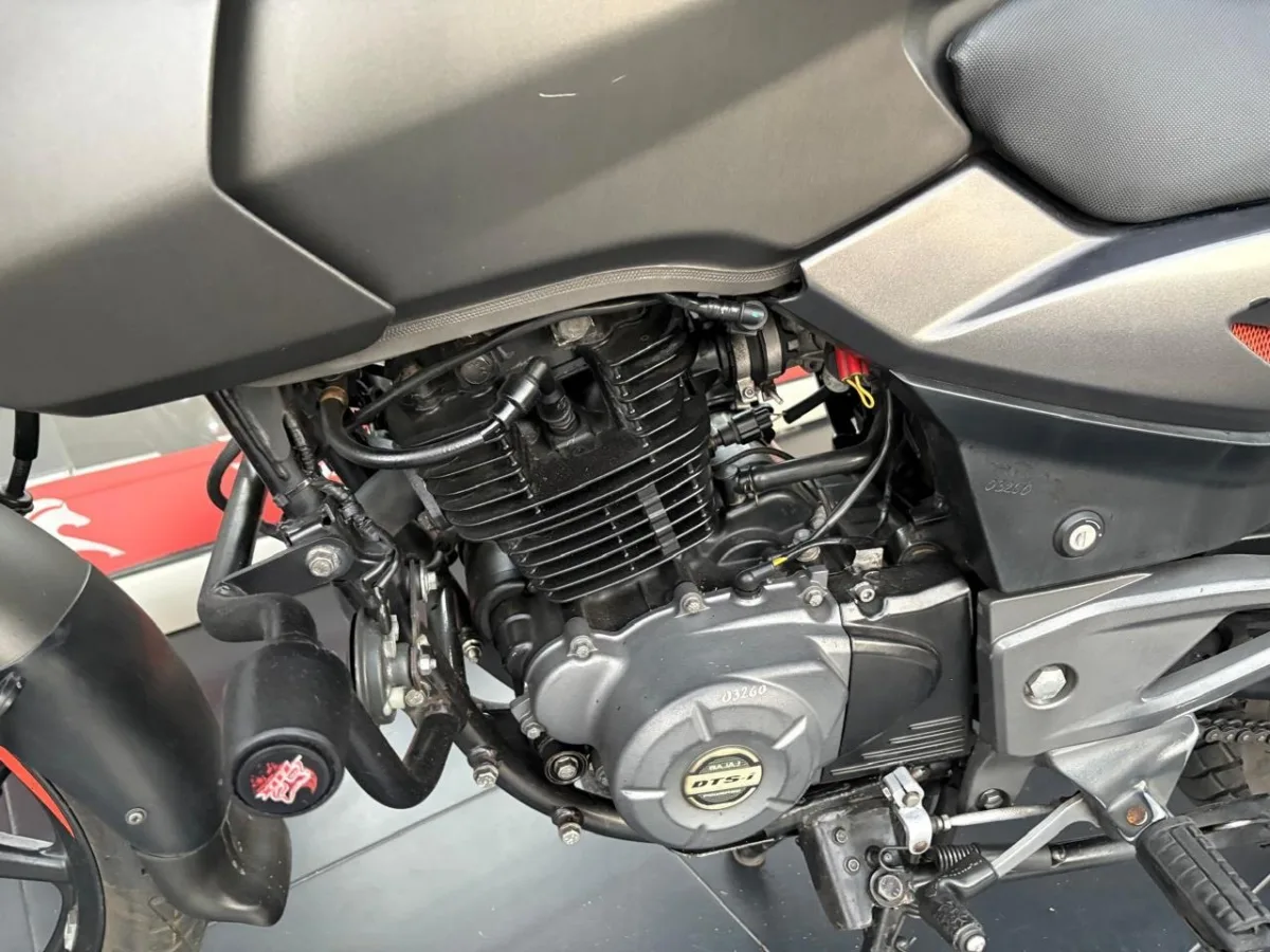 BAJAJ PULSAR 180 FI NEON 2022 — foto 9