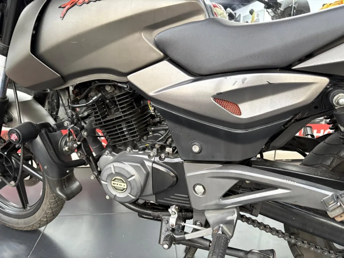 BAJAJ PULSAR 180 FI NEON 2022 — foto 10