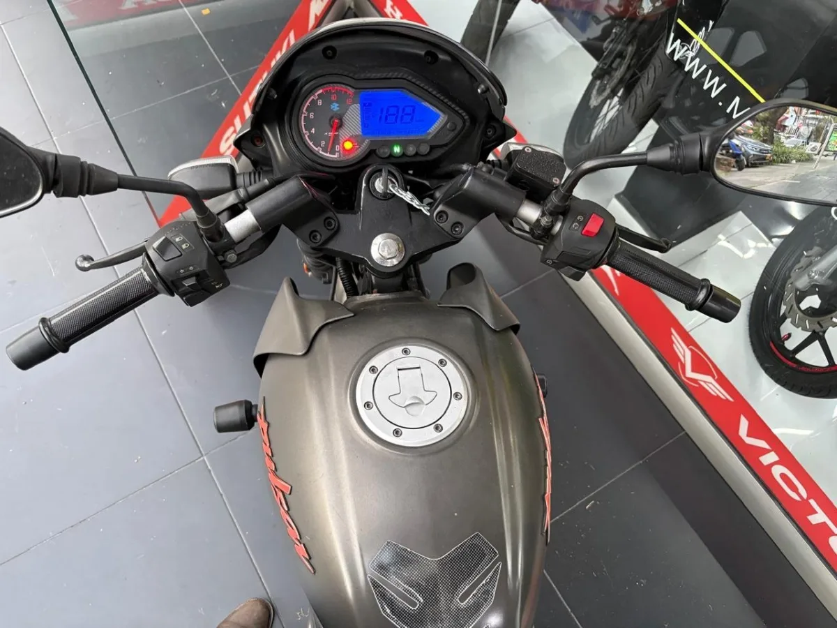 BAJAJ PULSAR 180 FI NEON 2022 — foto 11